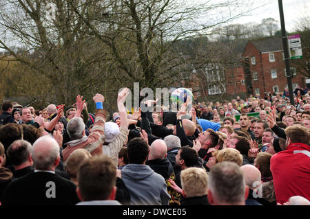 Ashbourne, Derbyshire, UK. 5. März 2014. Aschermittwoch und Tag zwei der Fastnacht Fußball übereinstimmen. Steigen Ards in Tag zwei führende ein gleich Null bis Ende des Spiels gestern Abend. Zum heutigen Spiel begann um 14:00 von Shawcroft Parkplatz im Zentrum Stadt. Die Ehre des "aufdrehen" des Balls ging an Herrn Steven Bott Exengineer und begeisterter Sportler. Große Anzahl von einheimischen herausstellte heute zu beobachten und an das historische Spiel teilnehmen. Bildnachweis: Ian Francis/Alamy Live-Nachrichten Stockfoto