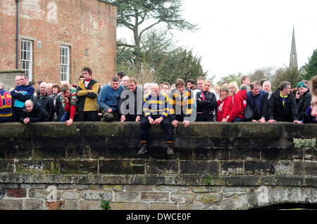 Ashbourne, Derbyshire, UK. 5. März 2014. Aschermittwoch und Tag zwei der Fastnacht Fußball übereinstimmen. Steigen Ards in Tag zwei führende ein gleich Null bis Ende des Spiels gestern Abend. Zum heutigen Spiel begann um 14:00 von Shawcroft Parkplatz im Zentrum Stadt. Die Ehre des "aufdrehen" des Balls ging an Herrn Steven Bott Exengineer und begeisterter Sportler. Große Anzahl von einheimischen herausstellte heute zu beobachten und an das historische Spiel teilnehmen. Bildnachweis: Ian Francis/Alamy Live-Nachrichten Stockfoto