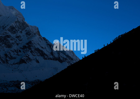 Wanderer auf einem Bergrücken hoch in den Bergen der Manaslu Region, Nepal. Stockfoto