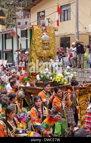 traditioneller Trachtenumzug in Aguas Calientes, Peru, Südamerika Stockfoto