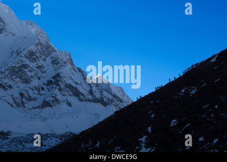 Wanderer auf einem Bergrücken hoch in den Bergen der Manaslu Region, Nepal. Stockfoto