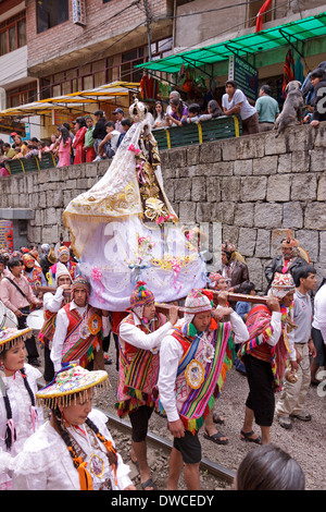 traditioneller Trachtenumzug in Aguas Calientes, Peru, Südamerika Stockfoto