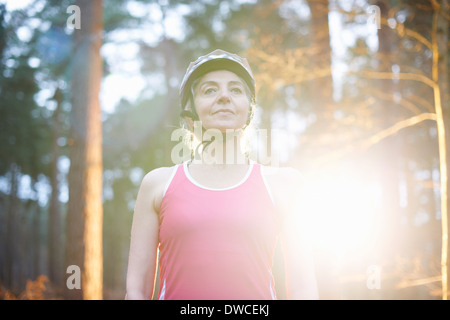 Porträt von Reife Frau mit dem Fahrradhelm Stockfoto