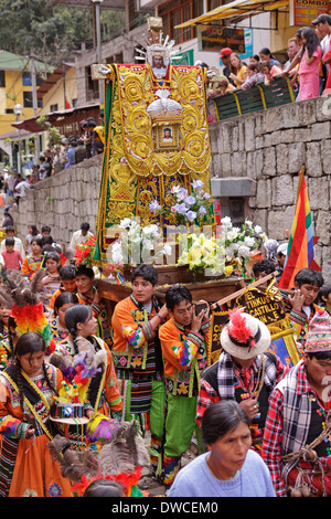 traditioneller Trachtenumzug in Aguas Calientes, Peru, Südamerika Stockfoto