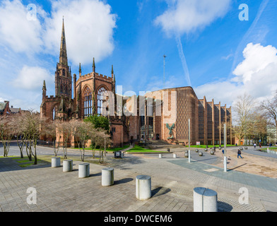 Coventry Cathedral (St. Michael) mit ausgebombten Ruinen der alten Kathedrale auf der linken Seite, Coventry, West Midlands, England, UK Stockfoto