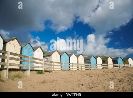 Eine Reihe von blauen und weißen Strand Hütten, Bude, Cornwall, UK Stockfoto