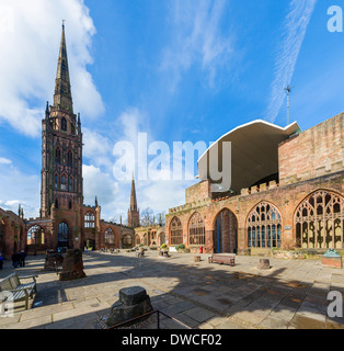 Innenraum der alten ausgebombt Kathedrale mit der neuen St.-Michael Kathedrale auf der rechten Seite, Coventry, West Midlands, England, UK Stockfoto