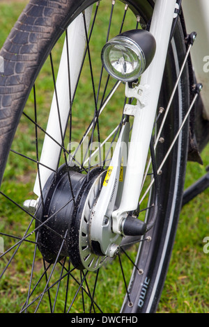 Vordere Radnabe und Licht Pedelec / e-Bike / Elektro Fahrrad Stockfoto