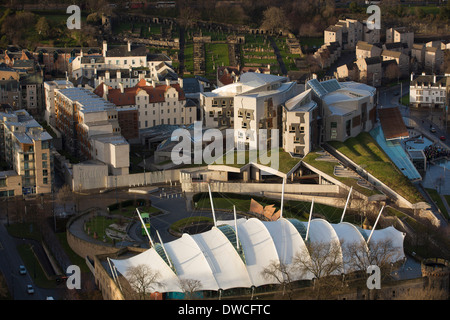 Blick auf das schottische Parlament und die Dynamic Earth Besucherattraktion von Salisbury Crags in Edinburgh, Schottland Stockfoto