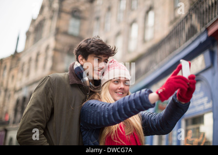 Ein junges Paar Fotografieren selbst in der Grassmarket in Edinburgh, Schottland Stockfoto