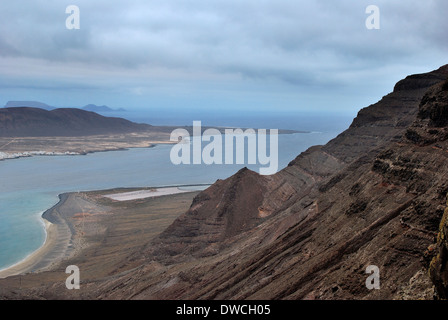 Felsen von Famara und die Salinen vorne weg die Insel Graciosa. Lanzarote, Spanien. Stockfoto