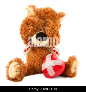 traurig Teddybär mit gebrochenen Herzen auf weiß Stockfoto