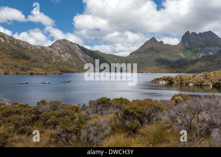 Kanufahren auf Dove Lake + Cradle Mountain, Cradle Mountain National Park, Tasmanien, Australien Stockfoto