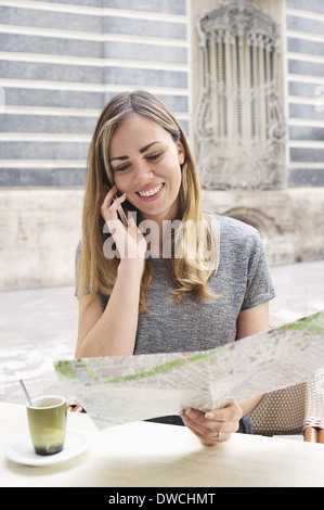 Junge Frau, die ein Blick auf die Karte außerhalb Keramikmuseum, Valencia, Spanien Stockfoto