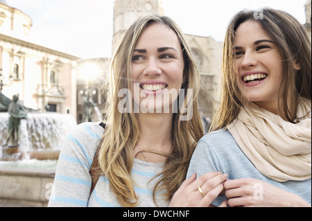 Zwei junge weibliche Touristen, Plaza De La Virgen, Valencia, Spanien Stockfoto