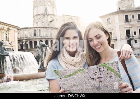 Zwei weibliche Touristen auf der Suche auf Karte, Plaza De La Virgen, Valencia, Spanien Stockfoto