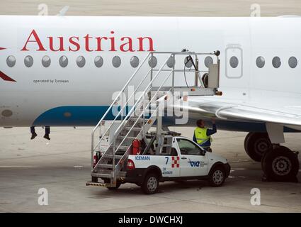 Wien, Österreich. 28. Februar 2014. Bodenpersonal überprüfen ein Austrian Airlines Flugzeug auf dem Flughafen in Wien, Österreich, 28. Februar 2014. Foto: Soeren Stache/Dpa/Alamy Live News Stockfoto