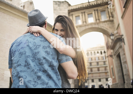 Romantische junges Paar umarmen, Valencia, Spanien Stockfoto