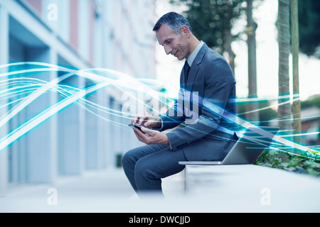 Wellen der blauen Licht und Geschäftsmann SMS auf smartphone Stockfoto