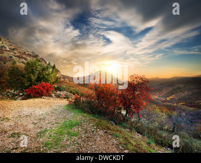 Spätherbst in den Bergen bei Sonnenuntergang Stockfoto