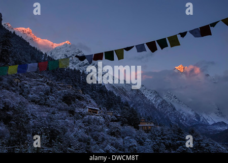 Sonnenaufgang auf der Ganesh Himal Bereich oberhalb der Gumba Lungdang Nonnenkloster, Nepal. Stockfoto