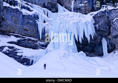 Fotograf Emissionshandelsystem zugefrorenen Panther fällt im Winter, Banff Nationalpark, Alberta, Kanada Stockfoto