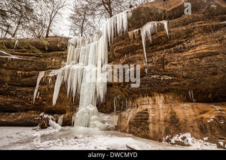 Gefrorene Lower Falls im Winter am alten Mann Höhle, Hocking Hills State Park, Ohio, USA Stockfoto