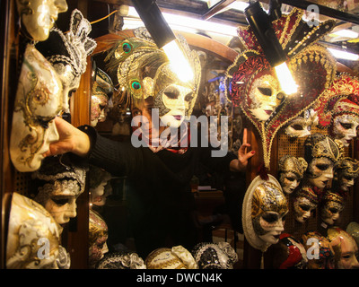 Masken im Shop in Venedig während des Karnevals Stockfoto