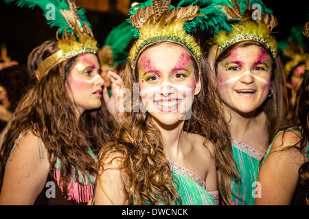 Sitges, Spanien. 4. März 2014: Nachtschwärmer in bunten Kostümen tanzen während der nächtlichen Parade der Karneval in Sitges Credit: Matthias Oesterle/Alamy Live News Stockfoto