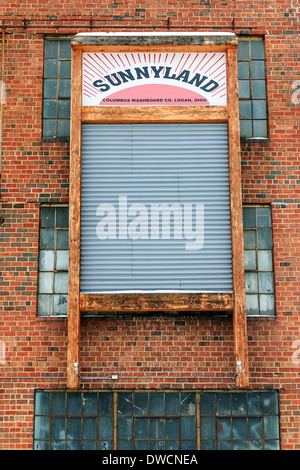 24 Fuß hohen Waschbrett schmückt die Außenseite des Columbus Waschbrett Co., Logan, Ohio. Stockfoto