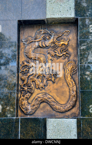 Messing-Drachen-Relief auf Gebäude in Chinatown, Calgary, Alberta, Kanada Stockfoto