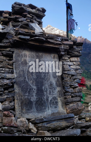 Mani-Stein an der Basis eines Stupa in der Manaslu Region Nepals. Stockfoto