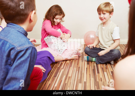 Kinder auf Party, Mädchen halten Geburtstagsgeschenk Stockfoto