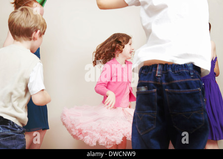 Kinder tanzen auf Geburtstagsparty Stockfoto