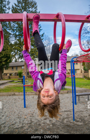 Kind auf Spielplatz an den Ringen, bars. Stockfoto