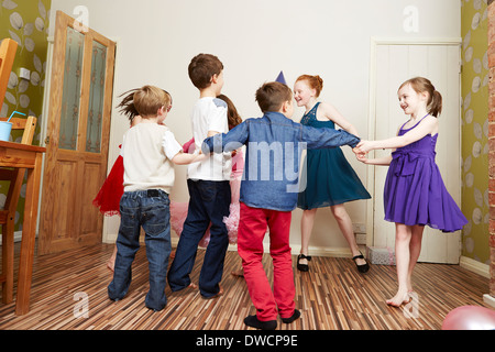 Kinder tanzen auf Geburtstagsparty Stockfoto