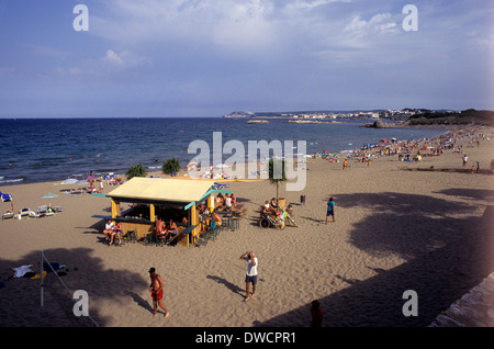 Spanischer Strand am Golf von Roses zwischen Costa Brava und Sant Marti Empuries Costa Brava Katalonien in Spanien Stockfoto