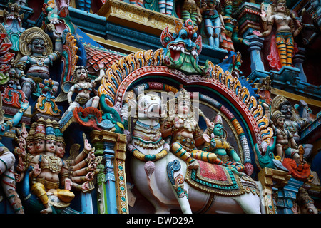 Kali-Bild. Skulpturen auf Hindu Tempel Gopura (Turm). Menakshi Tempel, Madurai, Tamil Nadu, Indien Stockfoto