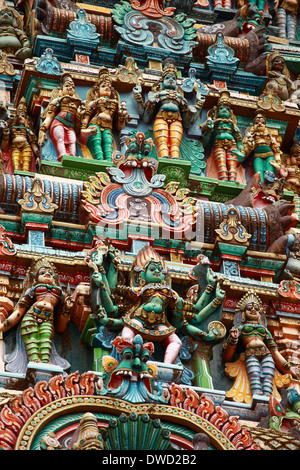 Kali-Bild. Skulpturen auf Hindu Tempel Gopura (Turm). Menakshi Tempel, Madurai, Tamil Nadu, Indien Stockfoto