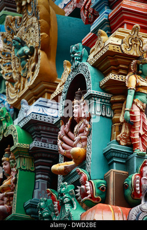 Kali-Bild. Skulpturen auf Hindu Tempel Gopura (Turm). Menakshi Tempel, Madurai, Tamil Nadu, Indien Stockfoto