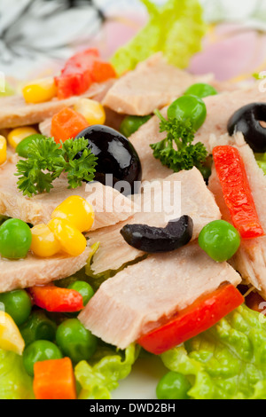 Eingemachter Thunfisch Stücke mit grünem Salat und Gemüse Stockfoto