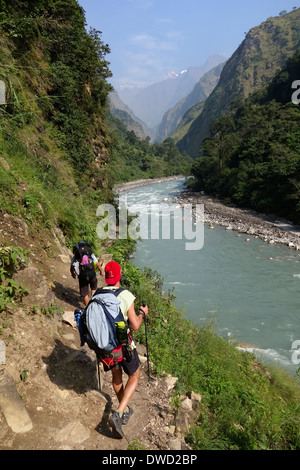 Wandern entlang des Budhi Gandaki Flusses in der Manaslu Region Nepals. Stockfoto