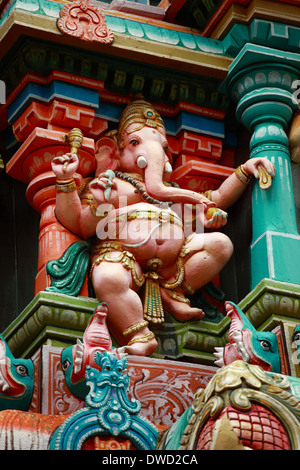 Kali-Bild. Skulpturen auf Hindu Tempel Gopura (Turm). Menakshi Tempel, Madurai, Tamil Nadu, Indien Stockfoto