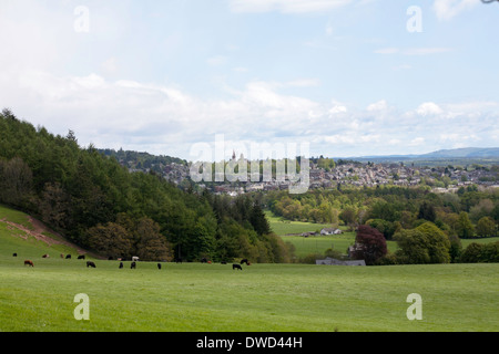 Ein Blick auf die Stadt von crieff von einem lokalen Wanderweg an einem sonnigen Frühlingstag Perth und Kinross Schottland Stockfoto