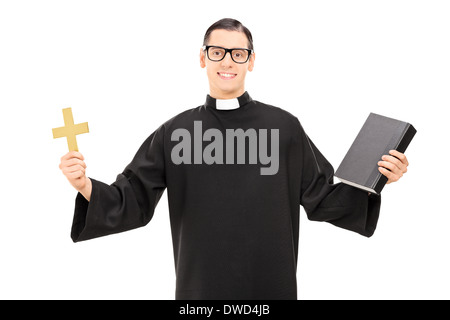 Katholischer Priester, die Abhaltung von Bibel und ein goldenes Kreuz Stockfoto