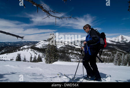 Monarch, Colo, USA. 5. März 2014. 04.03.2014 Monarch Pass, Colorado USA. Backcountry Skifahrer steigen die alte Passstrasse Monarch um Monarch Crest für befahrbaren Gelände entlang der kontinentalen Wasserscheide direkt an der Autobahn 50 auf Monarch Pass in Colorado zu gelangen. © Ralph Lauer/ZUMAPRESS.com/Alamy Live-Nachrichten Stockfoto