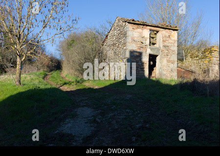 Verlassenes Haus auf einem Hügel in der Nähe von St Martial, Varen, Tarn-et-Garonne, Royal, Frankreich im Frühjahr Sonnenschein Stockfoto