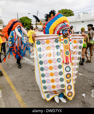 Port Of Spain, Trinidad, 4. März 2014. Masken im indianischen Stil Kostüme in den Hafen von Spanien Karneval. Bildnachweis: Tom Arne Hanslien/Alamy Live-Nachrichten Stockfoto