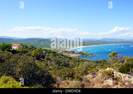 Ansicht der Plage de Pampelonne St Tropez Frankreich von Phare de Camarat Stockfoto