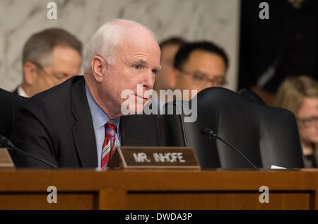 US-Senator John McCain stellt eine Frage zum Verteidigungsminister Chuck Hagel während der Senate Armed Services Committee, 5. März 2013 in Washington DC zu hören. Stockfoto